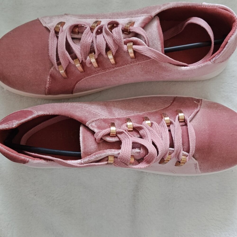 NEW ROUGE WOMAN SNEAKERS NEW COLOR MAUVE (SIZE 10)